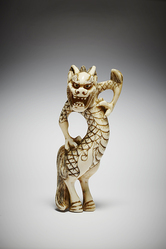 Mythologische Figur eines Kirin,
19. Jh., Höhe 6,9 cm, Elfenbein, Japan