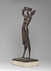 Melanie Rüegg-Leuthold, Mutter und Kind in erhobenen Armen, 1961, Bronze, 39 x 15 x 11 cm